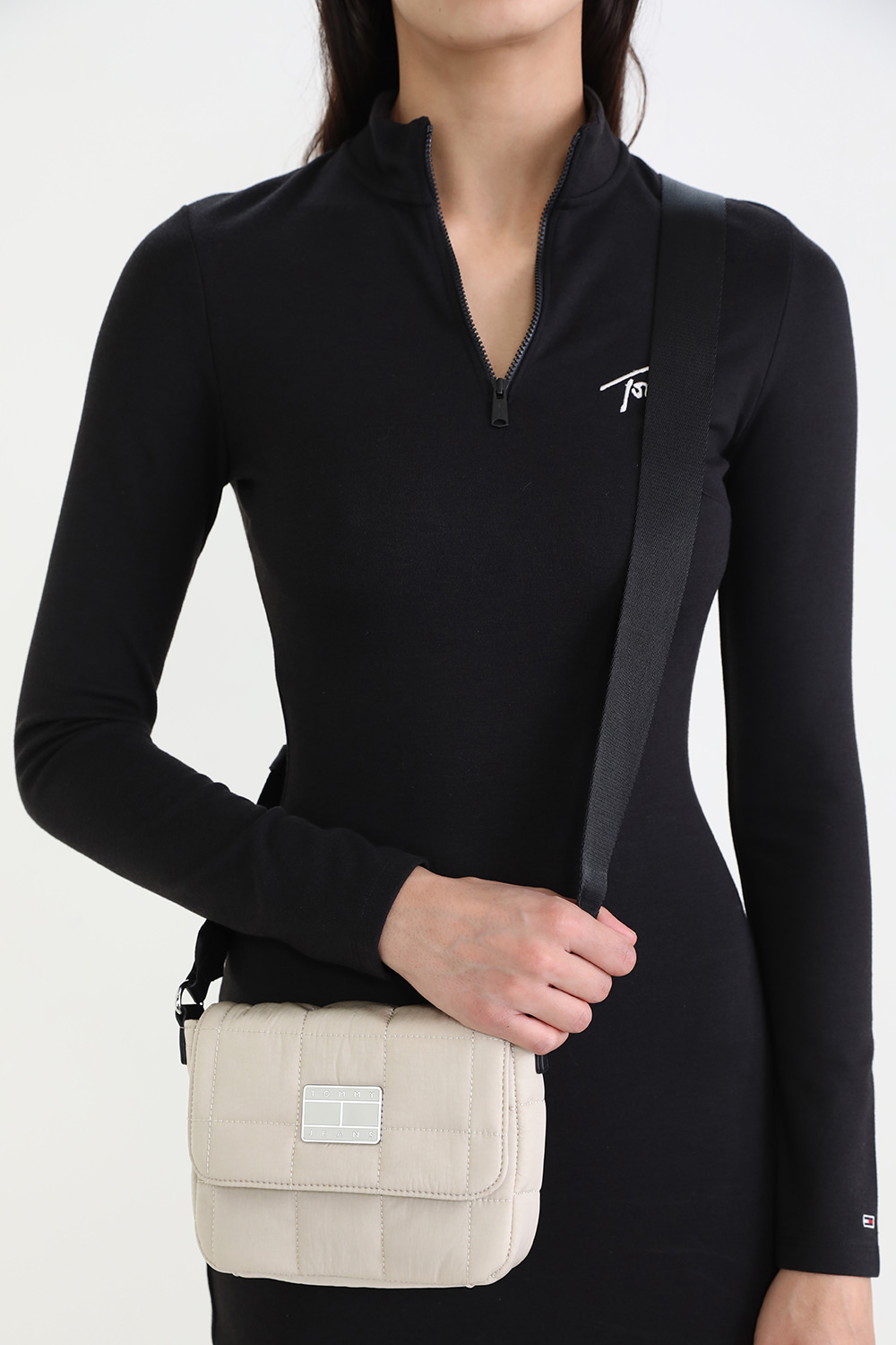 תמונת כל הלוק של תיק קרוס מניילון עם תפרי קווילט